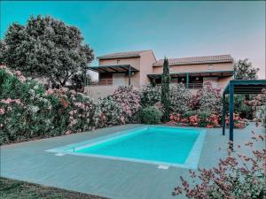 OcchiatanaCASA GIABICONI - Villa 6pers. piscine & spa的房屋前的游泳池