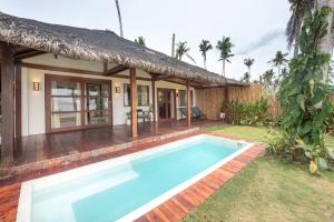 卢纳将军城Rare Beachfront Villa - 2BR - 6 Pax Private Pool on Tuason Surf Spot的别墅前设有游泳池