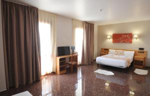 佩多拉HOTEL MARIA ROSA的酒店客房,配有床和电视