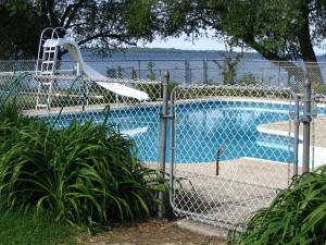 Beauharnois苏华旅舍的围栏旁带滑梯的游泳池