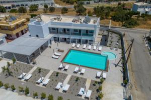 法里拉基Kellys Luxury Apartments的享有带游泳池的建筑的空中景致