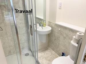 法恩伯勒Travaal.©om - 2 Bed Serviced Apartment Farnborough的带淋浴、卫生间和盥洗盆的浴室