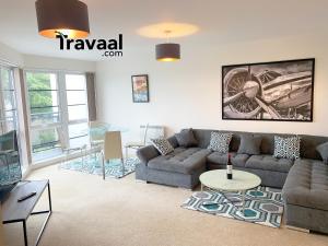法恩伯勒Travaal.©om - 2 Bed Serviced Apartment Farnborough的客厅配有沙发和桌子