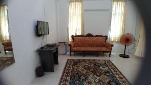日得拉Inapan Keluarga Taman Indera Jitra的带沙发和平面电视的客厅