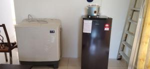 日得拉Inapan Keluarga Taman Indera Jitra的两个冰箱在房间旁边