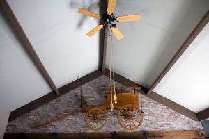 埃德De Deel - Vakantiehuisje Veluwe的吊扇和吊在天花板上的大篷车