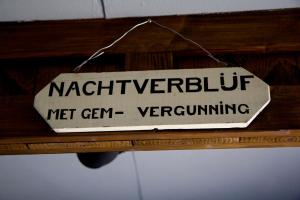 埃德De Deel - Vakantiehuisje Veluwe的一种标志,表明净细菌不会挂在墙上