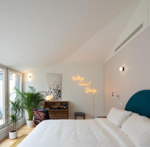 波尔图Almadina Smart Luxury的卧室配有白色的床和书桌