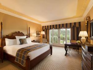 圣地亚哥费尔蒙格兰德尔马酒店的酒店客房设有一张床和一个阳台。