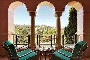 圣地亚哥费尔蒙格兰德尔马酒店的客房设有带2把椅子和1张桌子的阳台。