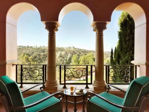 圣地亚哥费尔蒙格兰德尔马酒店的美景阳台,配有两把椅子和一张桌子