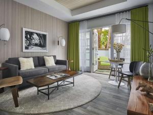 洛杉矶费尔蒙米拉马尔酒店&单层小屋的客厅配有沙发和桌子