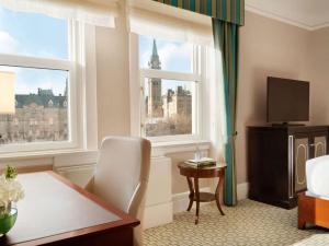 渥太华费尔蒙特洛里耶堡酒店的酒店客房设有一张桌子和两个窗户。