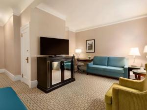 渥太华费尔蒙特洛里耶堡酒店的一间配有沙发和平面电视的酒店客房