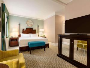 渥太华费尔蒙特洛里耶堡酒店的配有一张床和一台平面电视的酒店客房