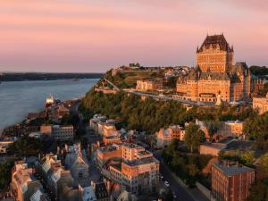 魁北克市费尔蒙特莱沙托夫隆特纳克酒店的日落时分从空中欣赏Geneva市