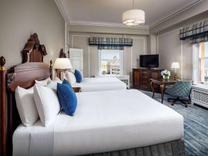 维多利亚费尔蒙特帝后大酒店的酒店客房设有两张床和电视。