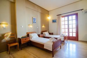 伊奥斯乔拉Almira Inn的酒店客房设有两张床和窗户。