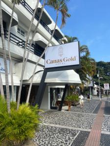 弗洛里亚诺波利斯Canas Gold Praia Hotel的大楼前的罐装金店标志