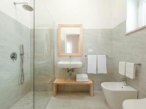 托雷圣乔万尼乌Ammarèa B&B的一间带水槽、卫生间和镜子的浴室