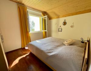 芙露姆赛山Haus Heimetli - CharmingStay的一间卧室设有一张大床和窗户