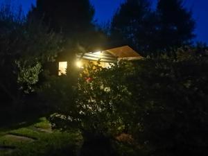 莱萨Villa Alice的夜晚在房子的一侧有灯