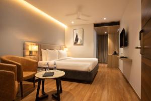 维沙卡帕特南Northway Hotel的酒店客房配有床、沙发和桌子。