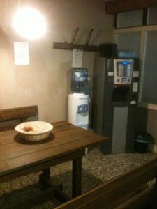 Rolo多索波尔图农场旅馆的厨房配有木桌和冰箱。
