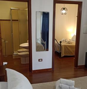 奥斯图尼Dimora Celeste的客房设有带镜子的浴室和一张床