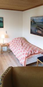 SelatraðLovely 1 BR condo with free parking on premises的一间卧室配有一张床铺,床上有毯子