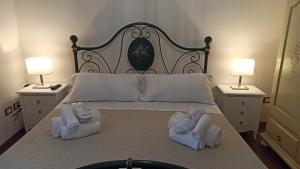 奥斯图尼Dimora Celeste的一间卧室配有一张带毛巾和两盏灯的床。