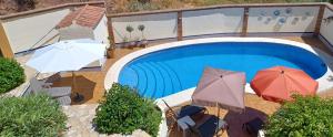 福恩吉罗拉Maravilloso Guesthouse的游泳池的图片,带有遮阳伞