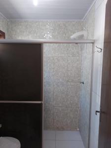 佩尼亚Hospedagem Quinta do Correia的浴室里设有玻璃门淋浴
