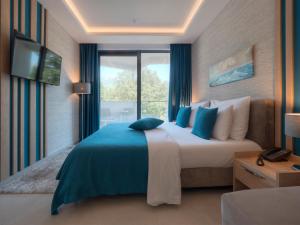 布德瓦蒙特尼果罗酒店的一间卧室设有一张大床和一个大窗户