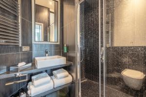 巴黎Yuna Les Halles - Serviced Apartments的一间带水槽、卫生间和淋浴的浴室