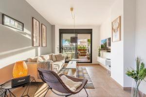 卡拉德米哈斯Lets in the Sun - Alamar La Cala de Mijas Apartments的客厅配有沙发和椅子