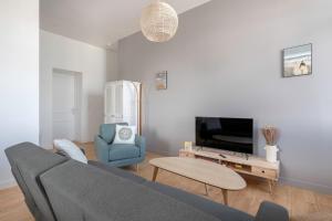 勒克鲁西克Bel appartement vue sur le port du Croisic的带沙发和电视的客厅