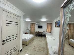 乌曼岛Shaarei Zion的一间卧室配有一张床和一张桌子