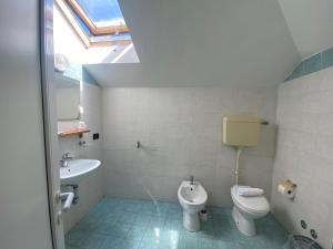 里米尼Hotel Dream的一间带卫生间和水槽的浴室