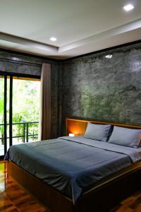 阁遥岛Annie Meen's place Koh Yao Noi的一间卧室配有一张壁画床
