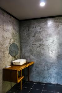 阁遥岛Annie Meen's place Koh Yao Noi的一间带水槽和混凝土墙的浴室