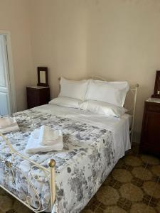 普罗奇达Palazzo Porta的一间卧室配有一张带白色毯子和枕头的床。