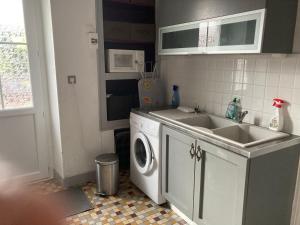 SaulgéCountry Homes Gite 2的厨房配有水槽和洗衣机