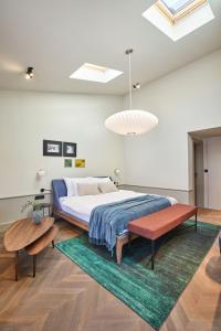 波雷奇Martis Forum Heritage Hotel & Residence的一间卧室配有一张大床和绿色地毯。