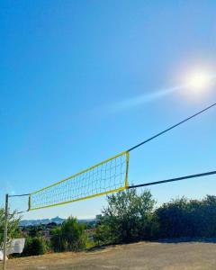 马赛Auberge de Jeunesse HI Marseille Bois-Luzy的排球网,坐在田野顶部