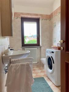 ScoppitoLOVE NEST Abruzzo的一间带洗衣机和水槽的浴室