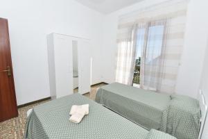 PianilloLa Terrazza sugli Dei的一间卧室配有两张床和镜子