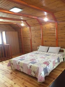 切尔卡瑟Домик для отдыха рядом Днепр的小木屋内一间卧室,配有一张床