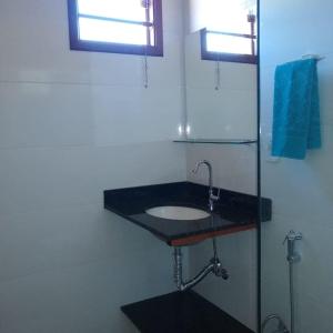 卡皮托利乌Pousada Epicurista的一间带黑色水槽和窗户的浴室