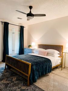 孟菲斯The Mini Mansion at Graceland的一间卧室配有一张床和吊扇